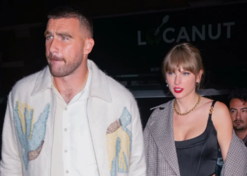 Taylor Swift kissing Travis Kelce