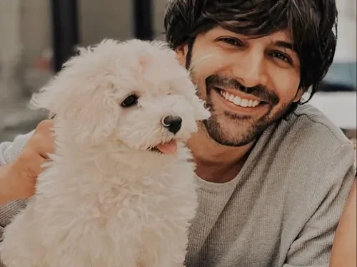 Kartik Aaryan starts 2025 with a visit to Siddhivinayak Temple